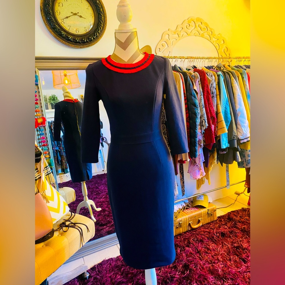 Beautiful mid calf length dress, great fit, zipper clousure in back🥰